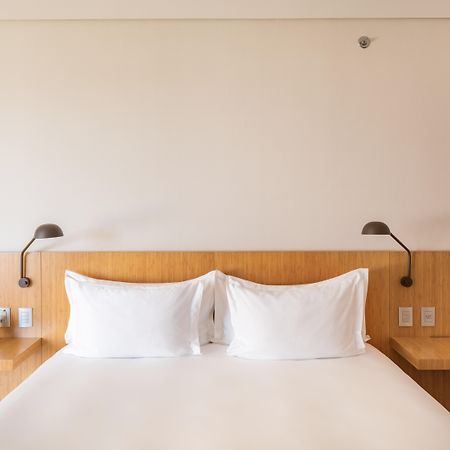 B Hotel Brasília Ngoại thất bức ảnh A bed with two pillows
