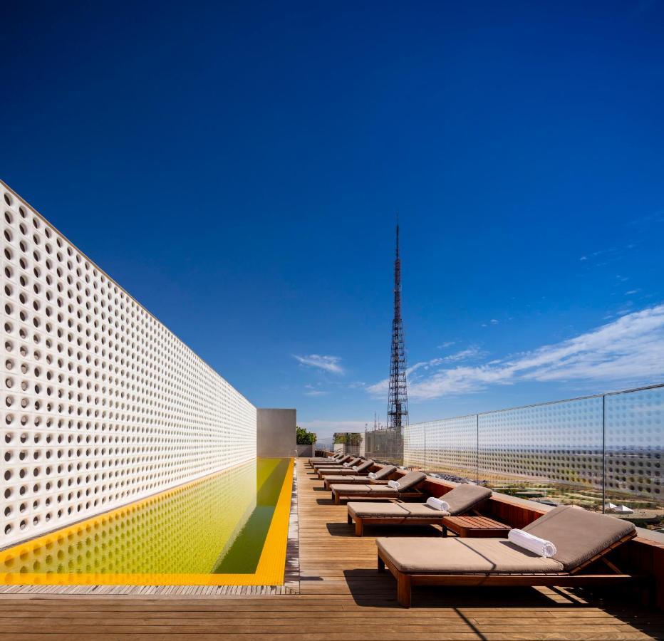 B Hotel Brasília Ngoại thất bức ảnh The rooftop pool at the Hotel