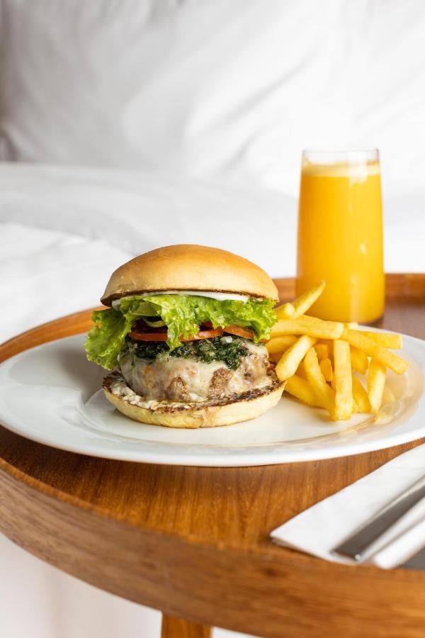 B Hotel Brasília Ngoại thất bức ảnh A cheeseburger with fries and orange juice