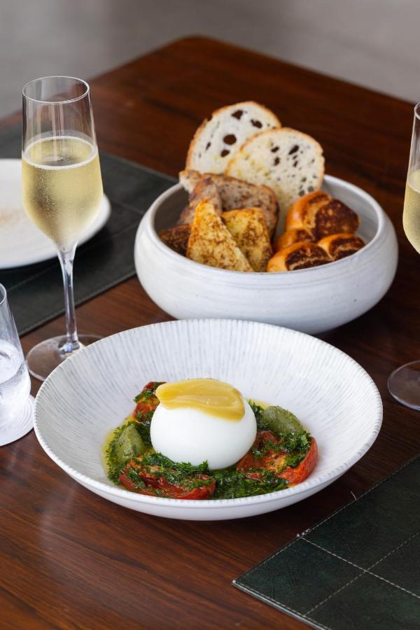 B Hotel Brasília Ngoại thất bức ảnh Mozzarella with tomatoes and bread