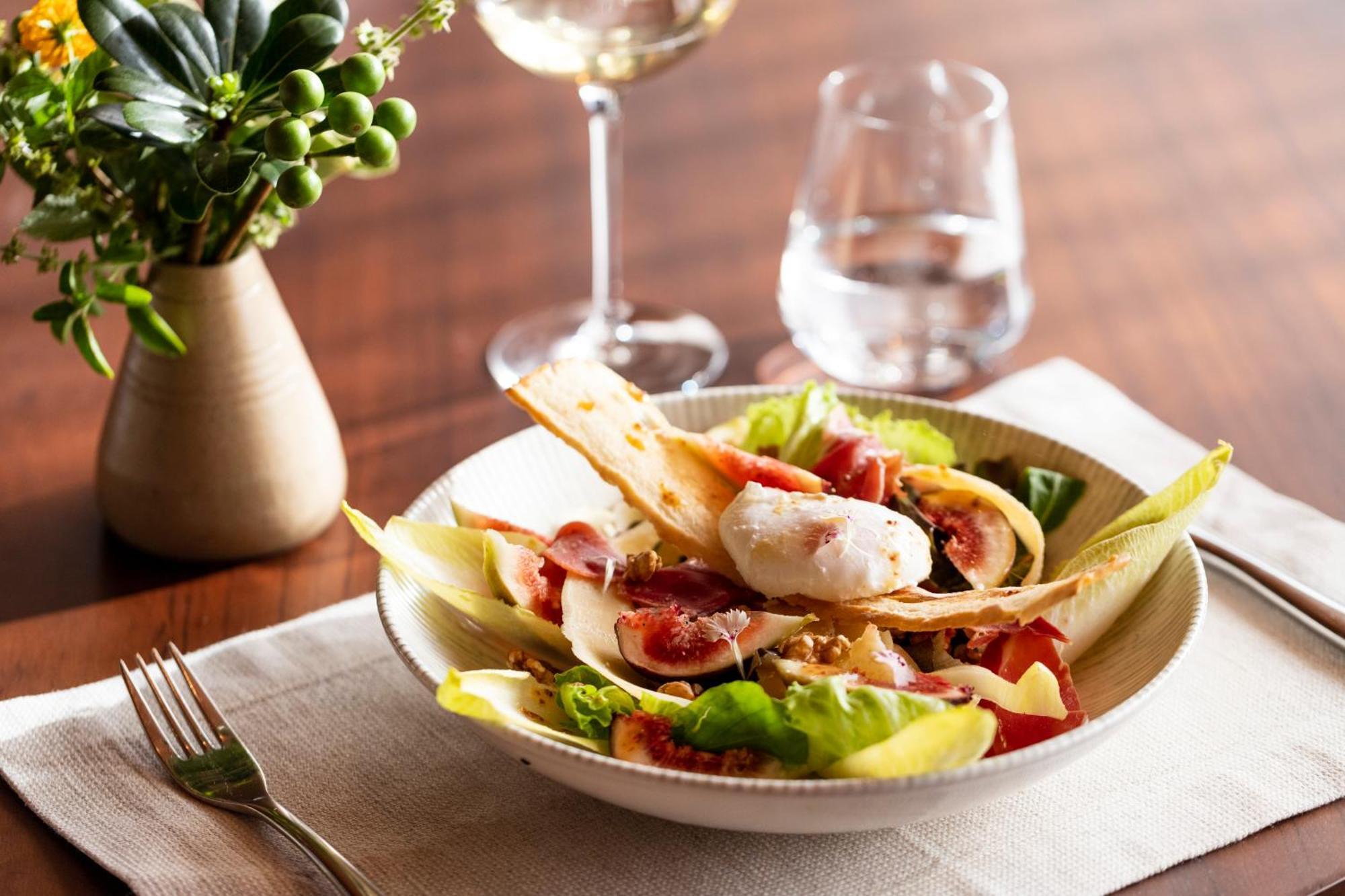 B Hotel Brasília Ngoại thất bức ảnh A salad with mozzarella